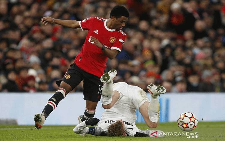 Pemain Manchester United Amad Diallo melewati pemain Young Boys Fabian Lustenberger dalam laga Grup F Liga Champions di Old Trafford, Manchester, Inggris, Rabu (8/12/2021). Laga tersebut berakhir imbang 1-1. ANTARA FOTO/REUTERS/Craig Brough/foc.