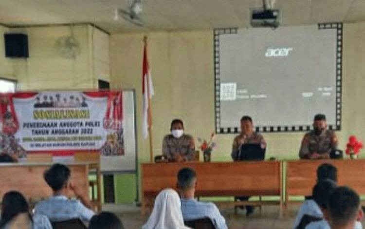 Personel Polres Kapuas menyosialisasikan penerimaan anggota Polri kepada para pelajar di Kuala Kapuas.