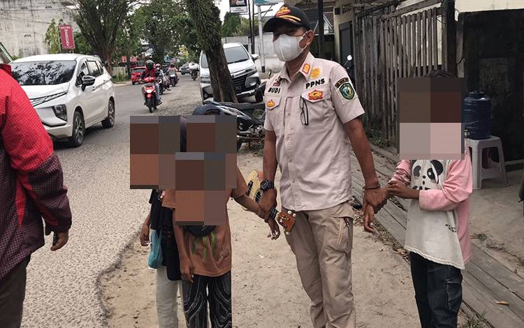 Sejumlah anak saat diamankan oleh jajaran Satpol PP karena mengemis dan mengamen.