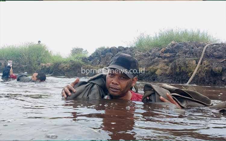 Seberangi Sungai Demi Padamkan Kebakaran Hutan dan Lahan