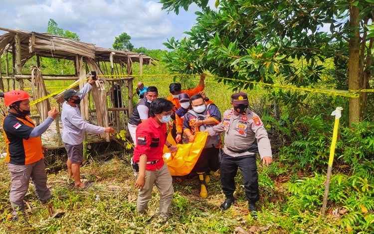 Kapolsek Jekan Raya Ipda Ali Machfud saat ikut mengevakuasi jasad korban