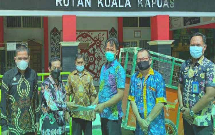 Rutan Kapuas Terima Bantuan Bak Sampah Pilah dan Gerobak Sampah dari DLH