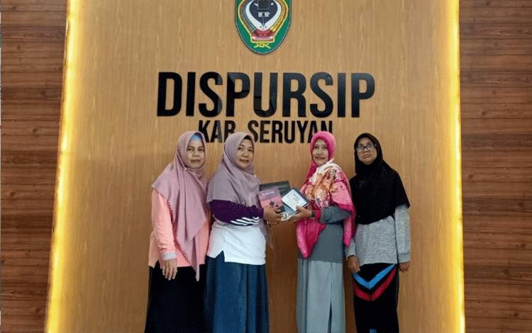 Pengajar SMP Negeri 1 Seruyan Hilir Timur Serahkan Hibah Buku