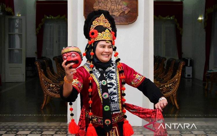 Bupati Indramayu Menari Topeng di HPN