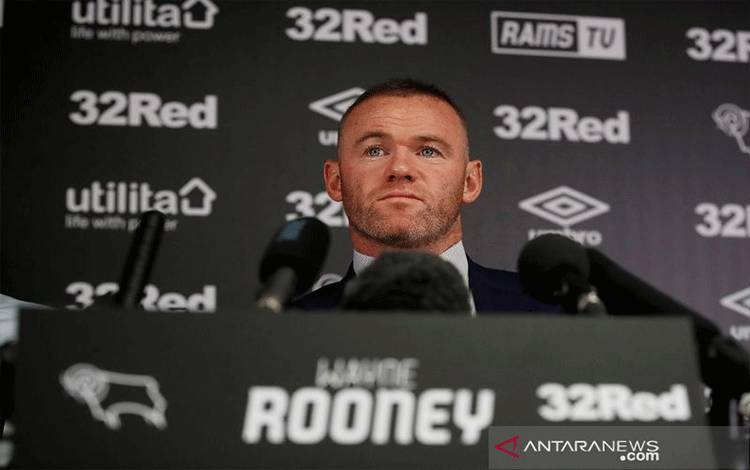 Foto arsip - Wayne Rooney saat menghadiri jumpa pers seusai menyepati kontrak sebagai pemain sekaligus staf pelatih Derby County di Stadion Pride Park, Derby, Inggris, pada 6 Agustus 2019