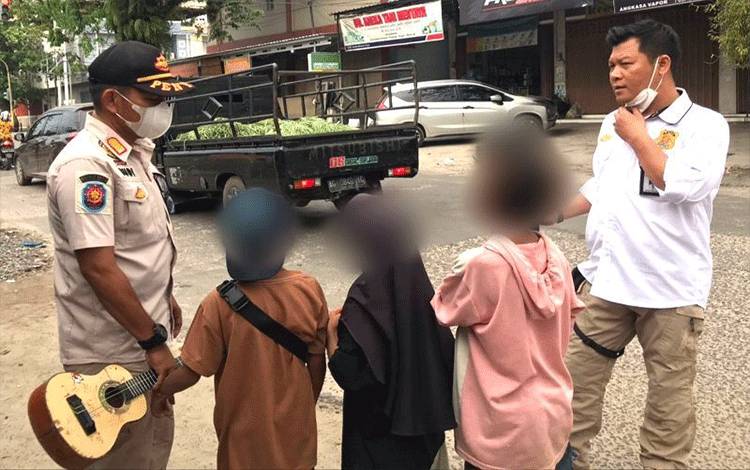 Satpol PP Kotim Kaget Lihat Ada Mobil di Rumah Keluarga Pengemis