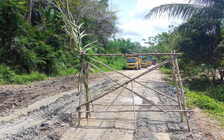 Warga Desa Karang Langit Blokir Jalan Angkutan Batubara