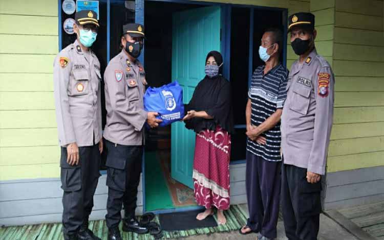 Polres Kapuas Silaturahmi Sembari Beri Bantuan Sembako untuk Warga di Tengah Pandemi