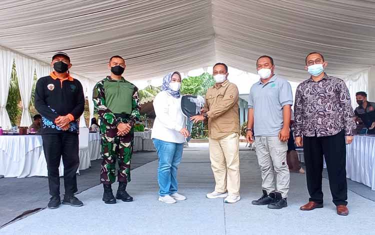 PT SSMS, Tbk Serahkan Bantuan Ambulans ke Pemkab Kobar