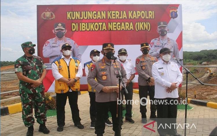 Kapolri Jenderal Polisi Listyo Sigit Prabowo meninjau lokasi ibu kota negara baru di Kecamatan Sepaku, Kabupaten Penajam Paser Utara, Sabtu (29/1) (Antaranews/HO)