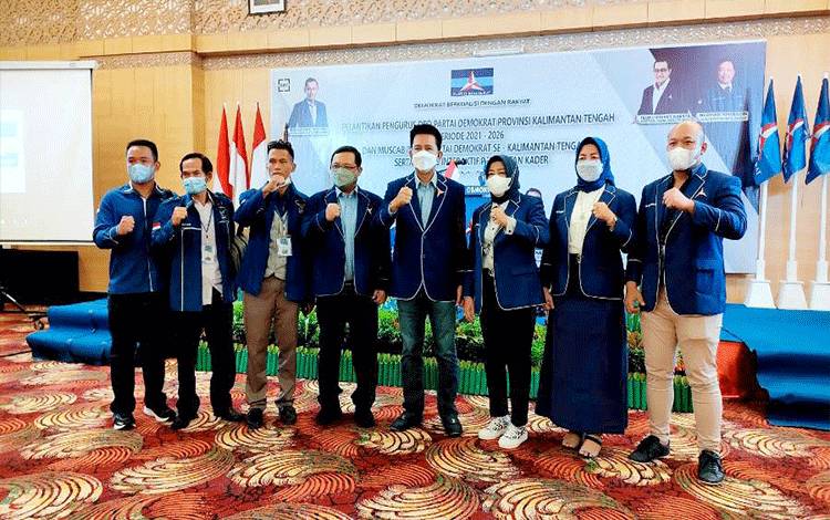 Ketua DPD Partai Demokrat Kalteng H Nadalsyah (tengah) foto bersama kader Demokrat usai pelantikan pengurus DPD Partai Demokrat Kalteng periode 2021-2026 di Palangka Raya, Jumat 28 Januari 2022 lalu.