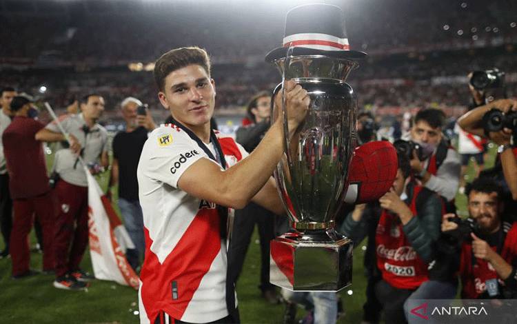 Pemain River Plate Julian Alvarez saat mengangkat trofi Liga Primera Argentina pada 25 November 2021. ANTARA/REUTERS/AGUSTIN MARCARIAN