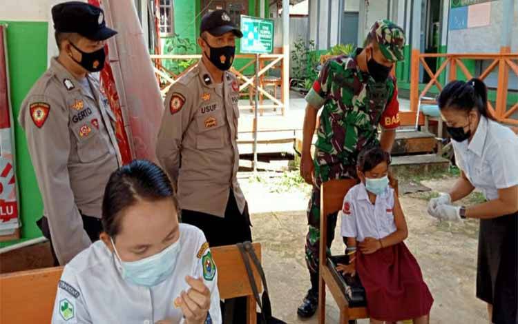 Polsek Kapuas Hulu Monitoring Vaksinasi Covid-19 di Sei Hanyo