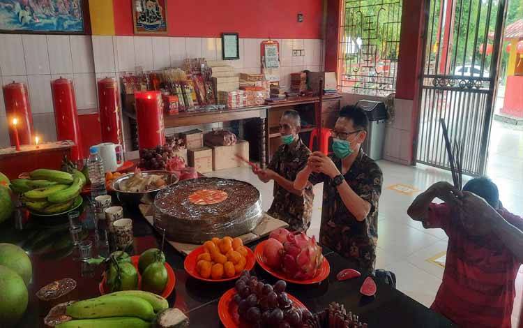 Terapkan Prokes, Kelenteng Damai Sejahtera Ibadah Secara Bergantian