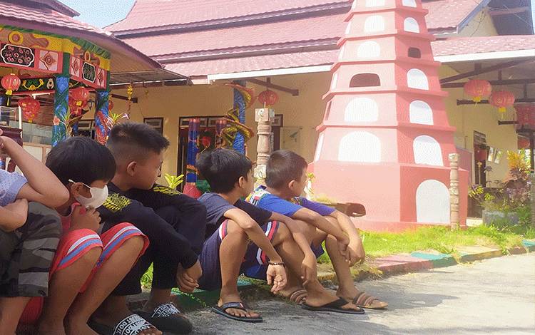 Puluhan Anak-Anak di Sampit Berburu Angpao?