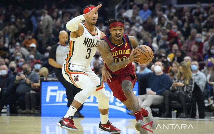Pebasket Cleveland Cavaliers Brandon Goodwin (kanan) berusaha membawa bola melewati kawalan pemain New Orleans Pelicans Josh Hart dalam gim lanjutan NBA di Rocket Mortgage FieldHouse, Ohio, Amerika Serikat, Senin (31/1/2022). (ANTARA/REUTERS/USA TODAY SPORTS/David Richards)
