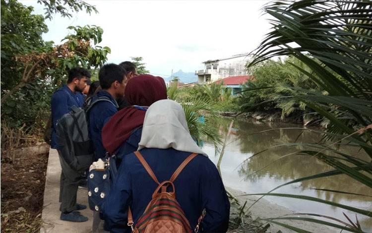 FOTO ARSIP - Sejumlah mahasiswa dari Universitas Tanjungpura Pontianak, Kalbar sedang melakukan kuliah kerja mahasiswa (KKM) berupa pengamatan lingkungan di Kota Singkawang. (FOTO ANTARA/dok)