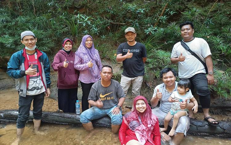 Pengunjung Tahura sedang menikmati suasana di Air Terjun Bawin Kameloh