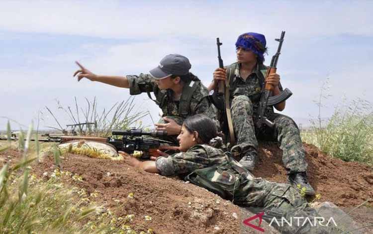 Pejuang wanita Kurdi dari Unit Perlindungan Wanita menjalani pelatihan militer di dekat kota Qamishli, Suriah, Mei 2014