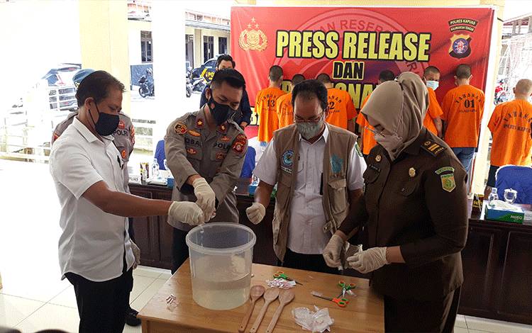 Polres Kapuas Musnahkan Sabu Milik 9 Tersangka