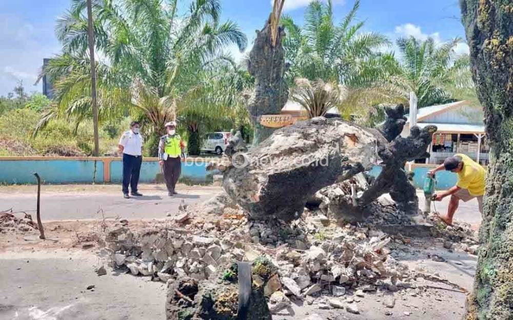 Patung Ikon Wisata Masuk Pantai Kubu Dibongkar