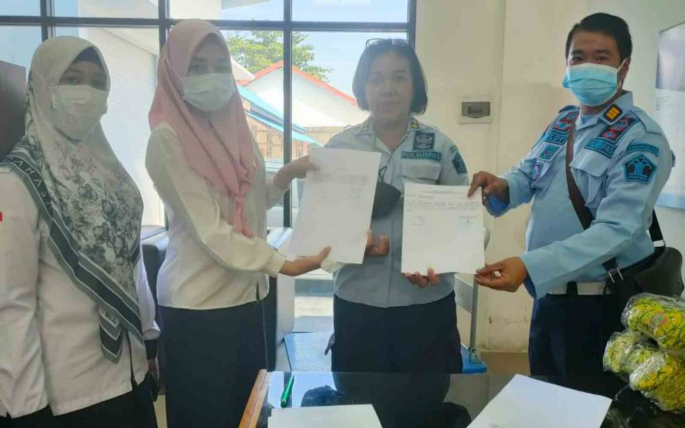 Petugas UPTD Instansi Farmasi Dinas Kesehatan Provinsi Kalimantan Tengah saat menyerahkan berita acara penyerahan bantu obat-obatan kepada petugas Lapas Kelas IIA Palangka Raya