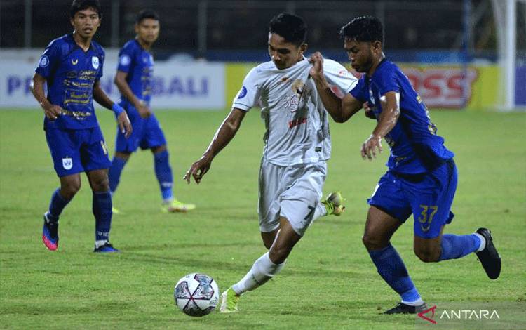 Pesepak bola Persebaya Surabaya Marselino Ferdinan (kedua kanan) berebut bola dengan pesepak bola PSIS Semarang Resky Fandi Witriawan (kanan) saat pertandingan Liga 1 di Stadion I Gusti Ngurah Rai, Denpasar, Bali, Rabu (2/2/2022). ANTARA FOTO/Fikri Yusuf/aww. (ANTARA FOTO/FIKRI YUSUF)