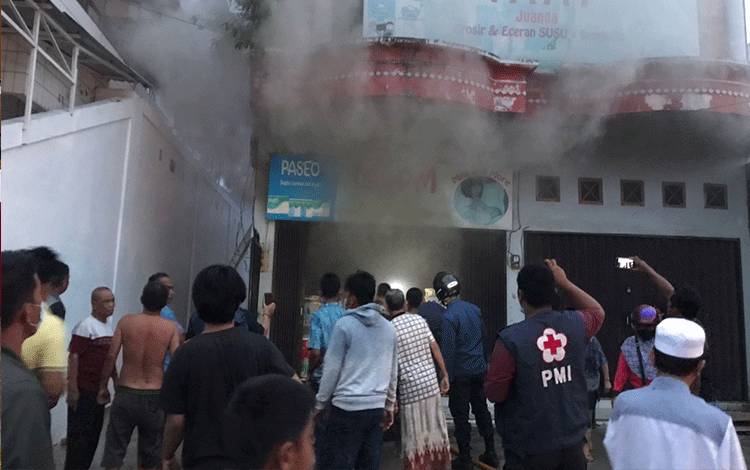 Sebuah Toko Perlengkapan Bayi di Sampit Terbakar, Sejumlah Kendaraan Ikut Dilahap Api