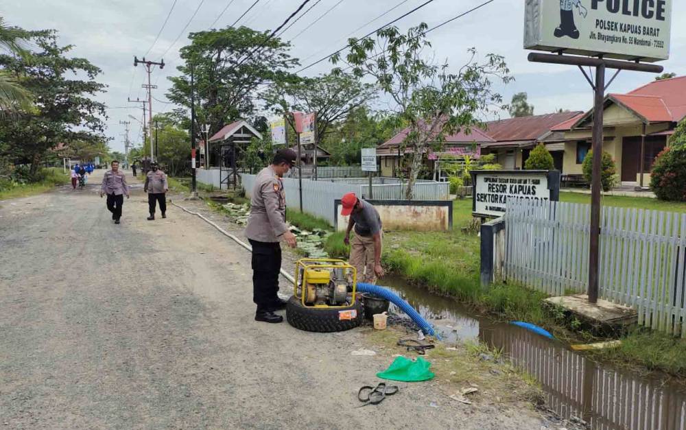 Personel Polsek Kapuas Barat Lakukan Pengecekan Sarpras Penanggulangan Karhutla
