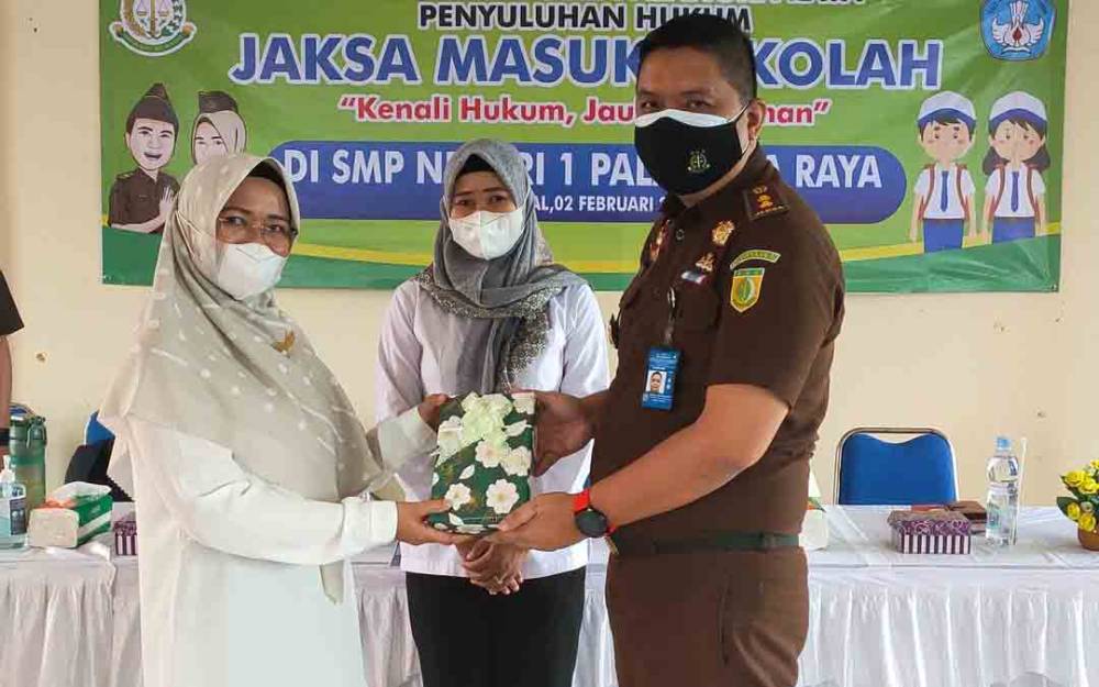 Jaksa Masuk Sekolah, Sosialisasikan Hukum ke Siswa SMPN 1 Palangka Raya