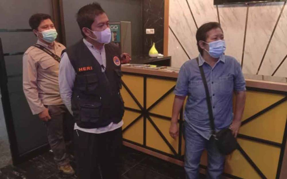 Petugas BPBD mengecek penerapan protokol kesehatan pada salah satu tempat usaha di Palangka Raya.