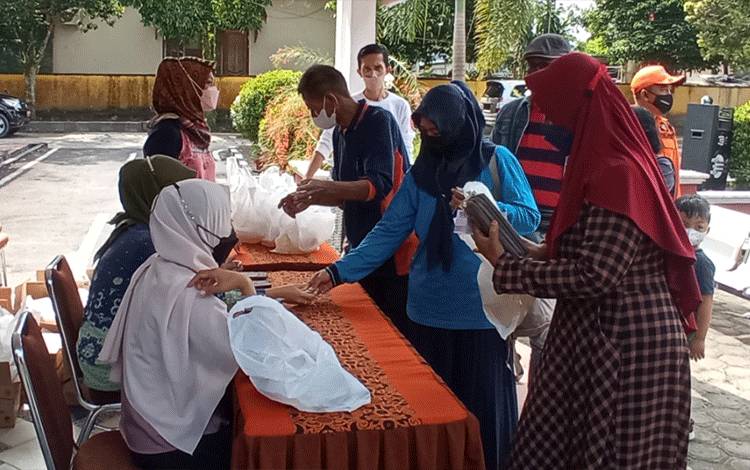Penjualan Minyak Goreng Murah PT CBU Disambut Antusias Warga