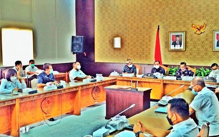 DPRD Kalteng bersama DEN dan Pemerintah Provinsi Kalteng saat membahas Perda RUED sebelum melakukan kesepatakan.