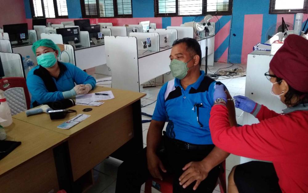 Guru dan Staf SMAN 1 Kurun Disuntik Vaksin Dosis Ketiga