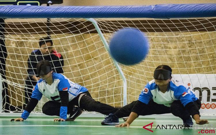 Foto arsip - Atlet goalball putri Indonesia berusaha menangkap bola lemparan altlet tim Jepang saat pertandingan penyisihan Goalball putri Asian Para Games 2018, di Balai Kartini, Jakarta, Rabu (10/10/2018). Jepang mengalahkan Indonesia dengan skor 10-0. ANTARA FOTO/Galih Pradipta/aww.