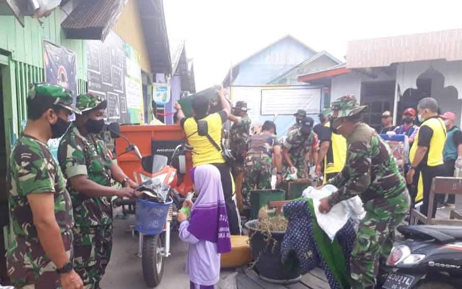 TNI Kerja Bakti Bersihkan Pondok Pesantren di Kelurahan Langkai