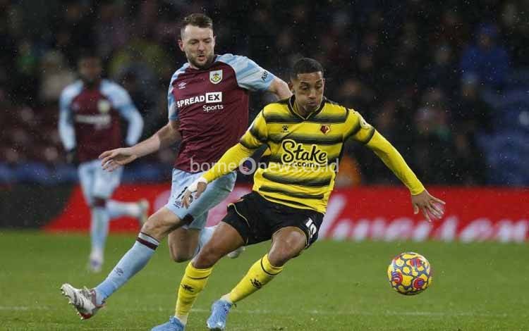 Pemain Burnley Dale Stephens berduel dengan pemain Watford Joao Pedro dalam pertandingan Liga Inggris antara kedua tim di Turf Moor, Burnley, Inggris 5 Februari 2022