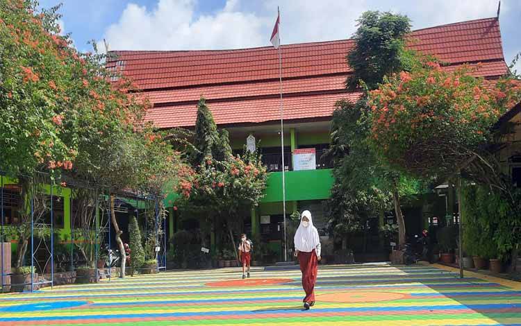Murid SD menggunakan masker saat sekolah