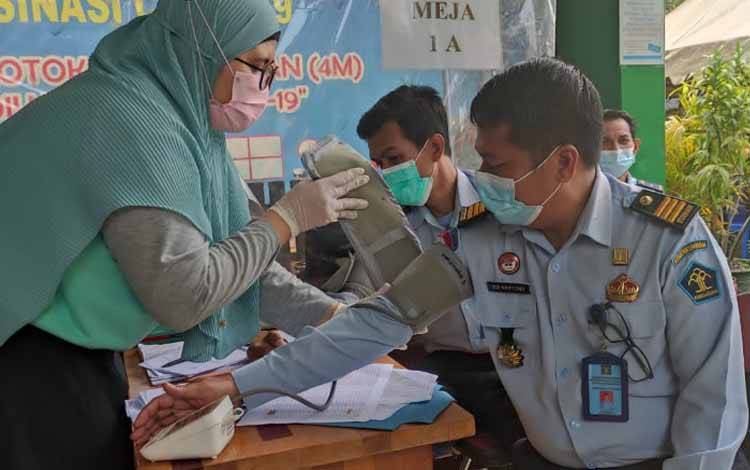 76 Petugas Lapas Sampit Jalani Vaksinasi Covid-19 Dosis 3