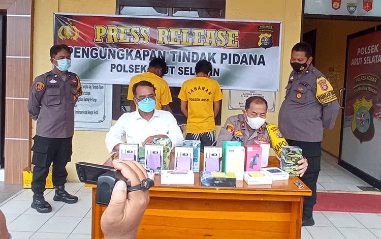Polsek Arsel Tangkap Dua dari Tiga Pelaku Pembobol Toko HP