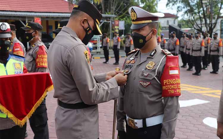 Kapolres Kobar Sematkan Pin WBBM kepada Personel