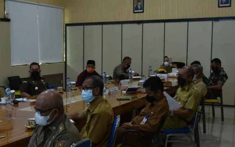 Ikuti Vicon Bersama Presiden, Bupati Kobar Terima Arahan Waspada Melonjaknya Covid-19