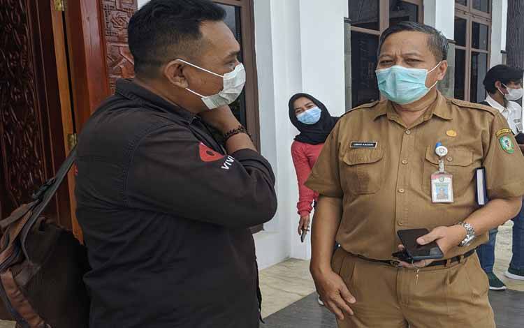 Kepala Dinas Kesehatan Kotim, Umar Kaderi saat berbincang dengan wartawan