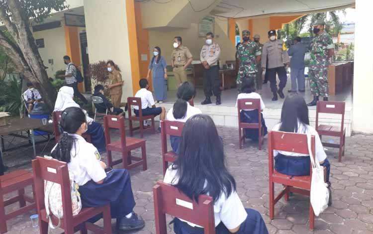 Danramil dan Camat Pahandut Edukasi Pelajar SMPN 2 Terkait Covid-19