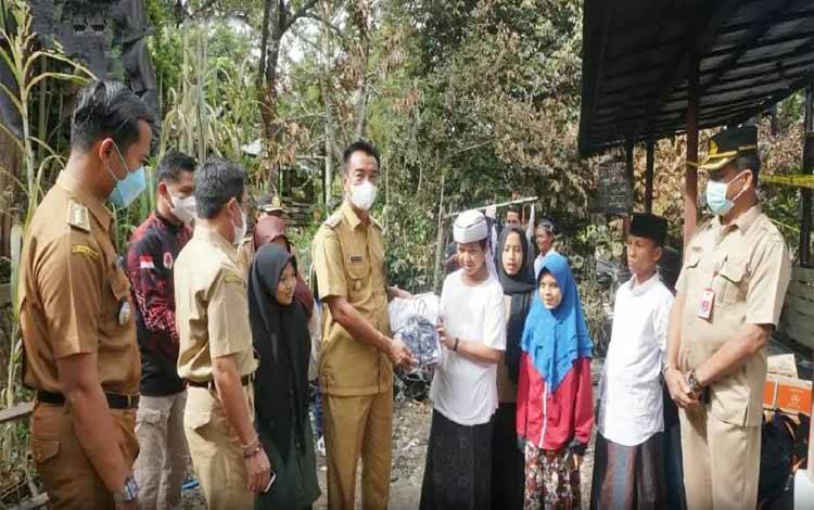 Pemkab Barito Utara Serahkan Bantuan ke Korban Kebakaran