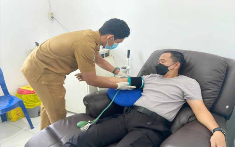Kapolres Barito Utara Sumbangkan Darah untuk Anggota