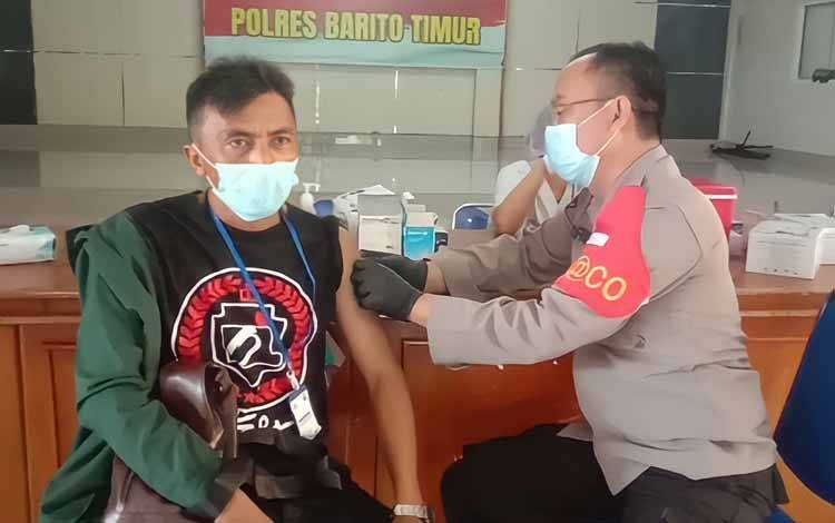 Wartawan dan Personel Polres Barito Timur Disuntik Vaksin Booster