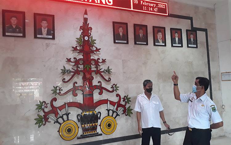 Bentuk Penghargaan, Setwan Pajang Foto Ketua DPRD Kapuas dari Masa ke Masa