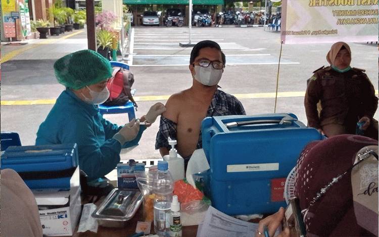 Seorang warga menerima Vaksinasi Booster di halaman Kantor Pengadilan Negeri Palangka Raya/?