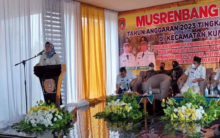 Bupati Kobar, Nurhidayah memberikan sambutan saat membuka Musrenbang Kecamatan Kumai